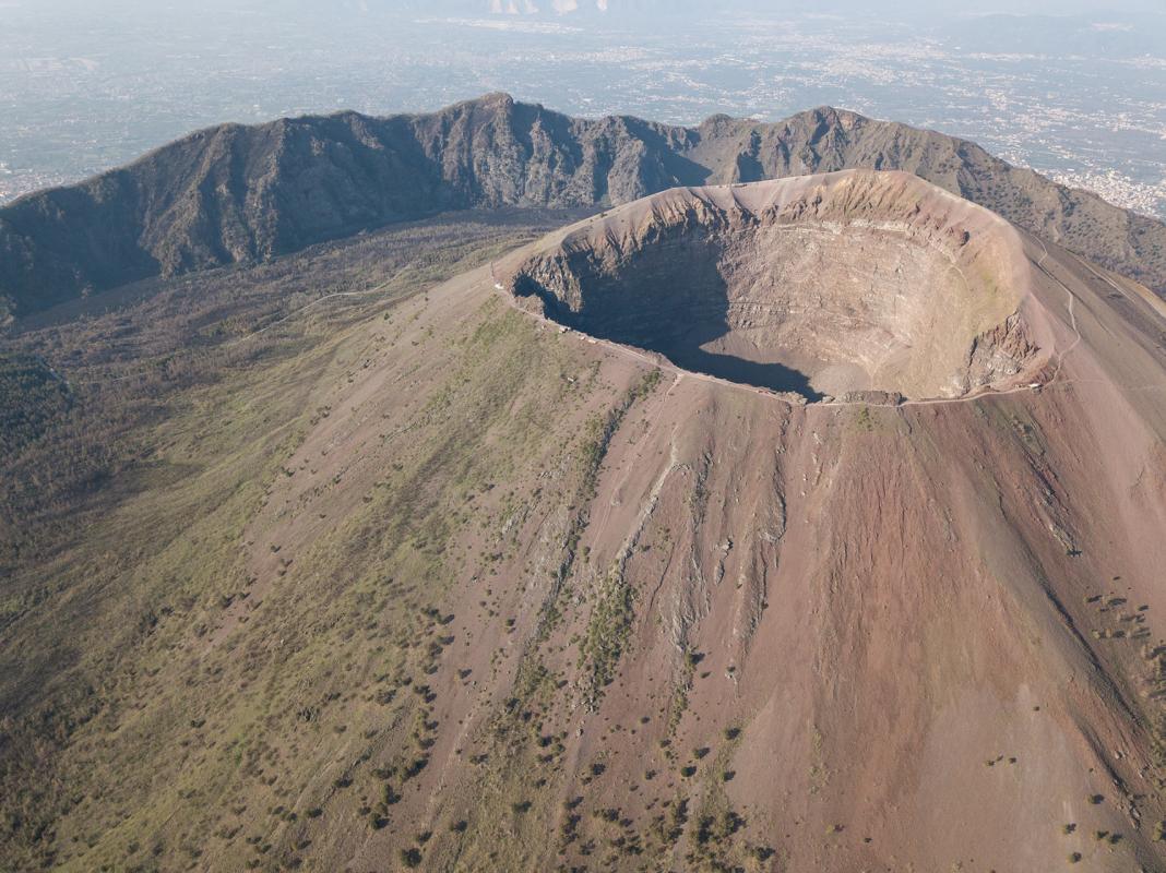 Discover Mount Vesuvius on your own with regular bus